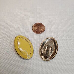 Vintage 1980s Yellow Enamel Gold Tone Oval Clip On Earrings Lightweight